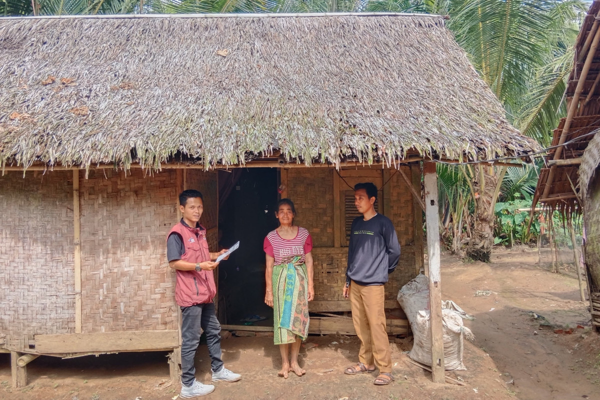 <p>Ilustrasi seorang pendamping bansos melakukan survei di rumah warga. Bansos BPNT 2025 cair mulai Mei? Simak besaran dana dan cara ceknya! Foto: Kemensos RI</p>
