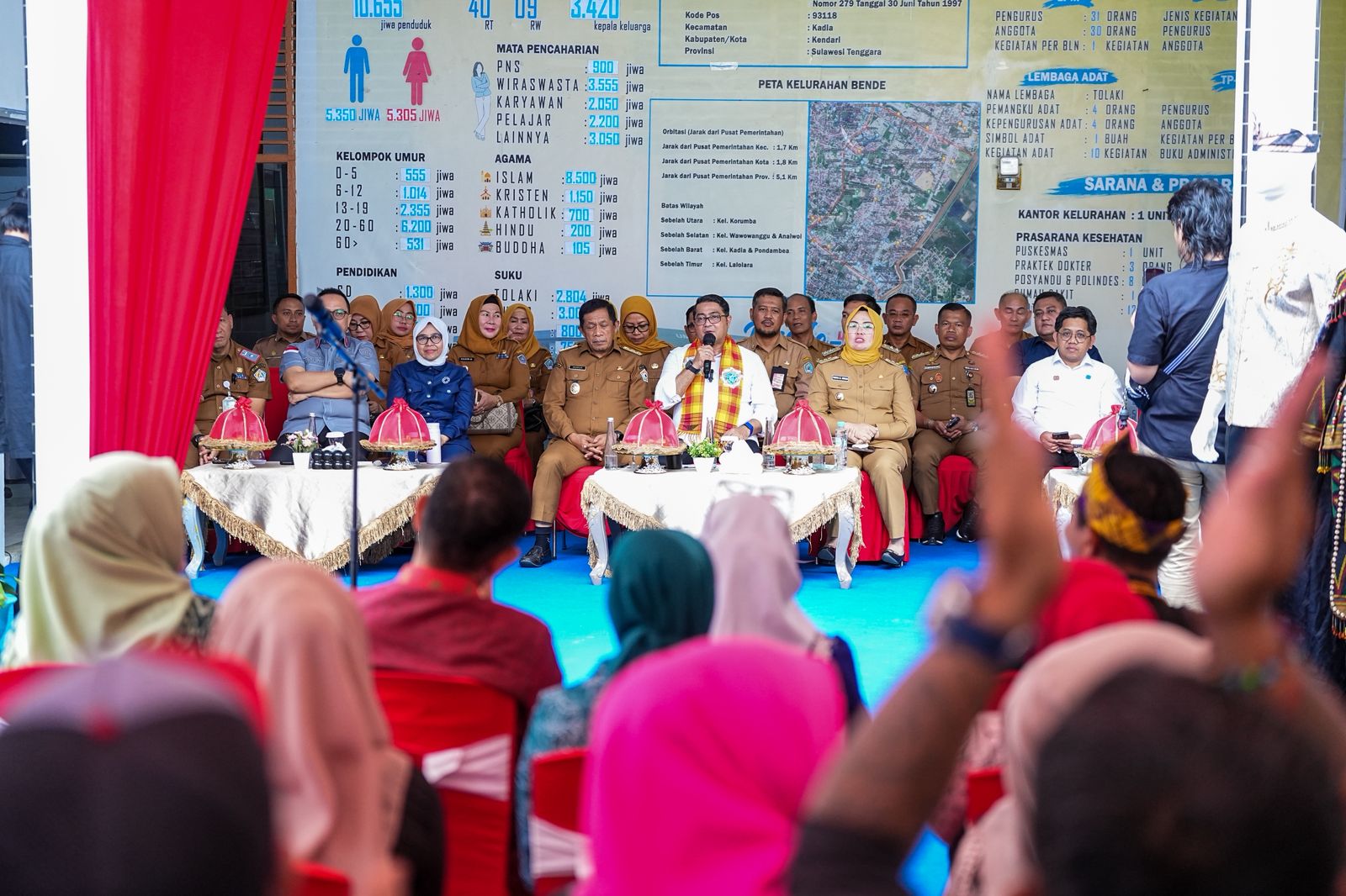 <p>Menteri Ekonomi Kreatif, Teuku Riefky Harsya, meninjau Koperasi Merah Putih dan juga bertemu dengan para pelaku ekonomi kreatif, Kendari, Selasa, 26 Agustus 2025. (Dok. Kemen Ekraf)</p>
