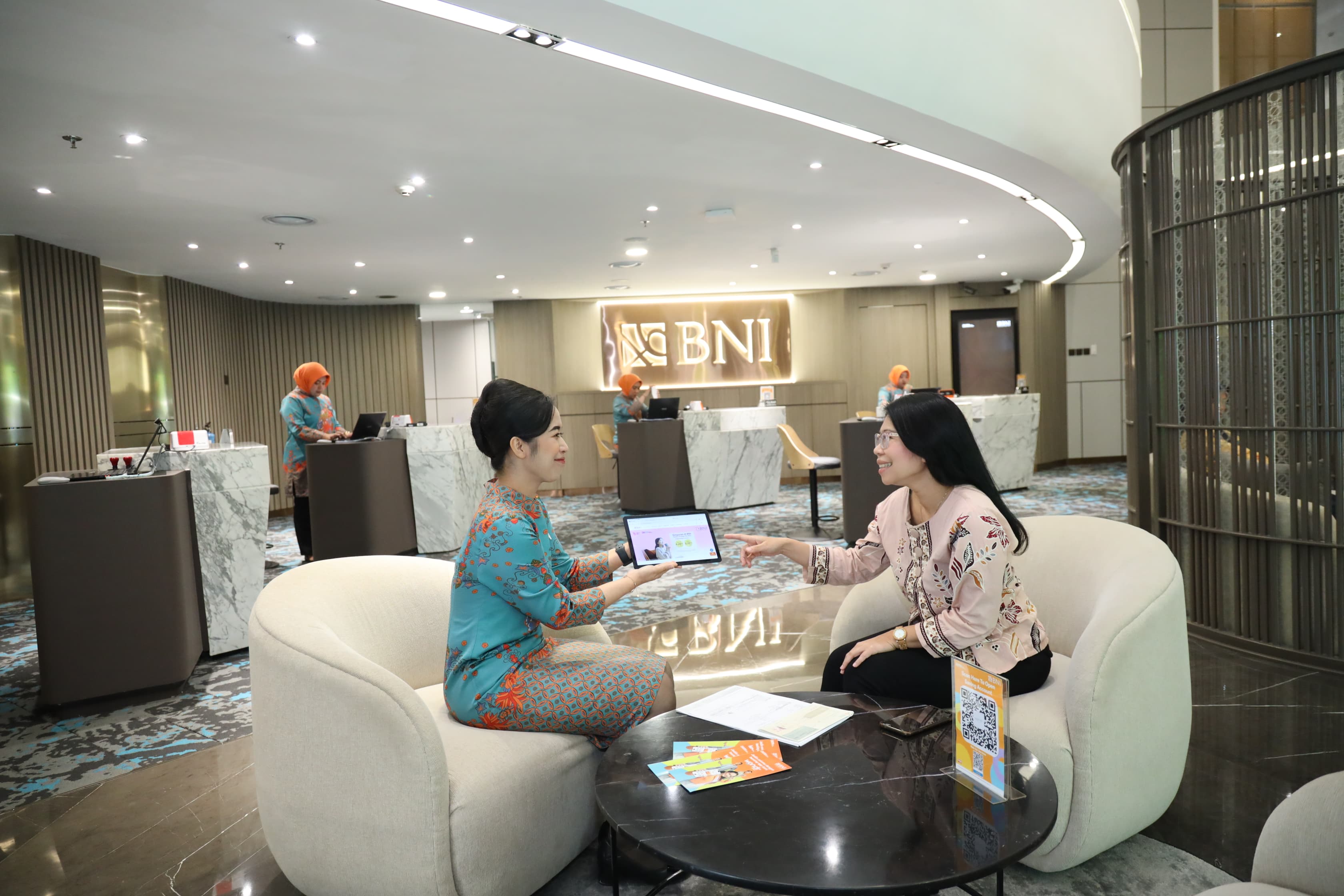 <p>Foto ilustrasi petugas Bank BNI sedang menjelaskan program KUR kepada nasabah. Bank BNI memiliki beberapa jenis KUR untuk pelaku UMKM</p>

