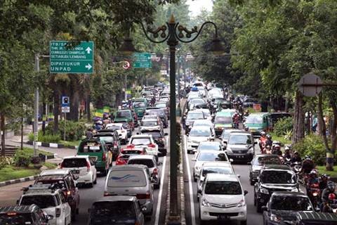 <p>Kemacetan kerao terjadi terjadi di Kota Bandung, Survei TomTom Traffic Index yang menyebut Bandung kota termacet di Indonesia. (Dok.bandung.bisnis.com)</p>
