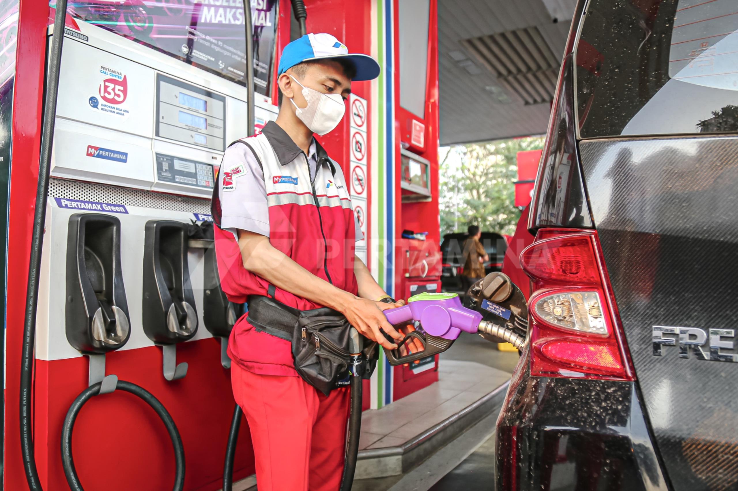 <p>Ilustrasi harga BBM Pertamina turun per 1 Juni 2025. Harga BBM turun hari ini, tidak hanya Pertamina juga operator lainnya. Simak info berikut, waktunya beli BBM! Foto: menpan.go.id</p>
