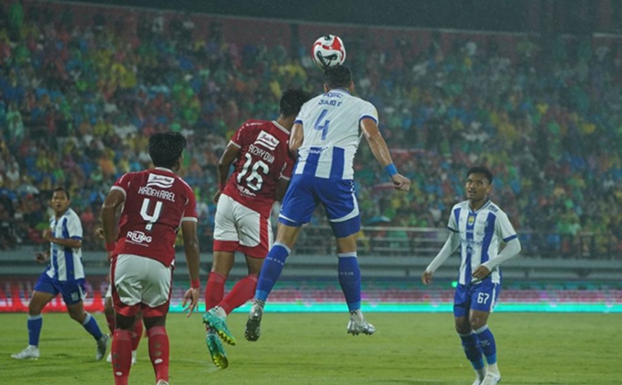 <p>Hasil pertandingan Bali United vs Persib berakhir dengan skor tipis, membawa Maung Bandung menempati posisi ketiga besar di papan klasemen Super League sementara. Foto: Persib.</p>
