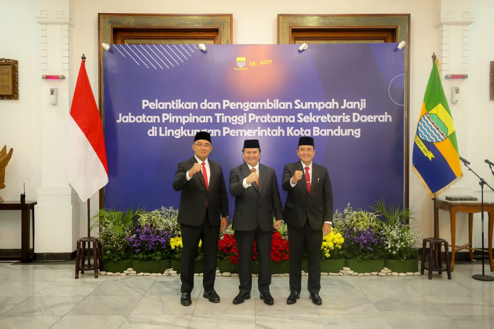 <p>Sekretaris Daerah (Sekda) Bandung Iskandar Zulkarnain berpose bersama dengan Wali Kota Bandung Muhmmad Erwin dan Waki Wali Kota Bandung Erwin di di Pendopo Kota Bandung, Kamis, 5 Juni 2025. (Dok.Pemkot Bandung) </p>
