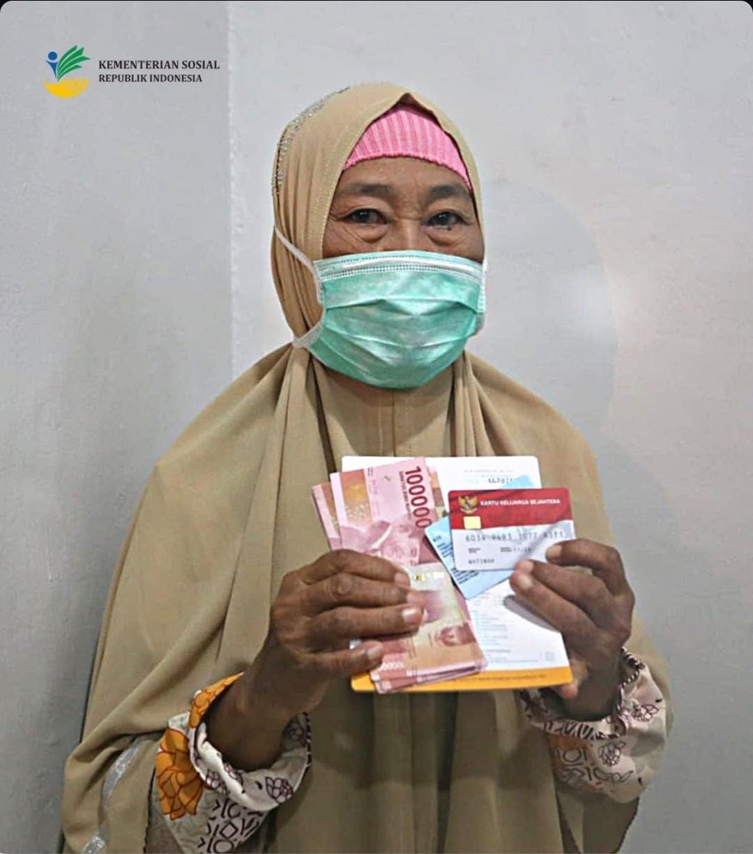 <p>Ilustrasi penerima manfaat bansos PKH dan BPNT menunjukkan uang tunai serta kartu keluarga sejahtera usai pencairan bantuan sosial dari Kemensos. Foto: Instagram.com/@kemensosri</p>
