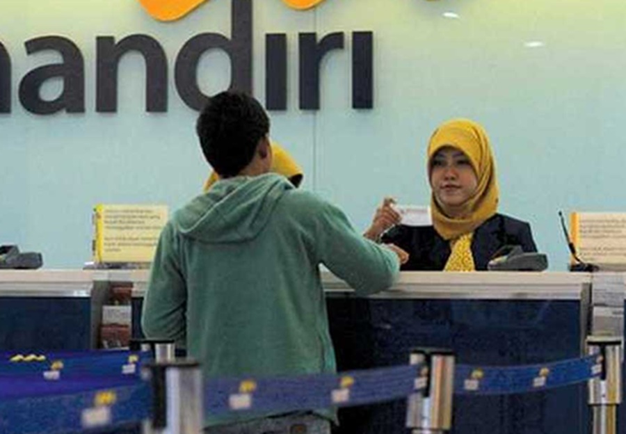 <p>Ilustrasi petugas bank Mandiri. Simak syarat dan cara pengajuan KUR Mandiri 2025.</p>
