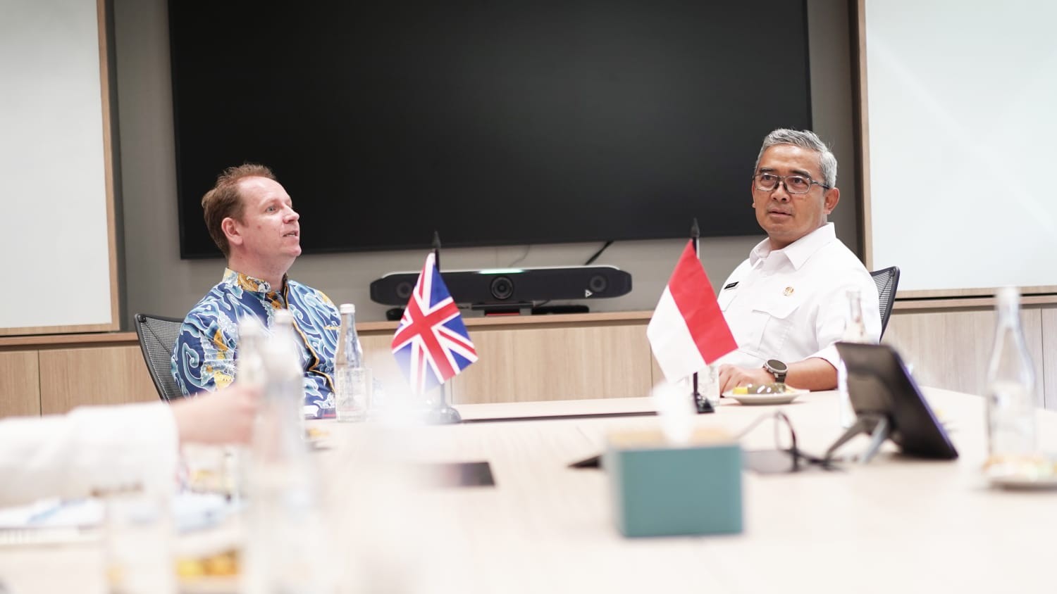 <p>Wali Kota Bandung, Muhammad Farhan, berbincang dengan Wakil Duta Besar Inggris untuk Indonesia dan Timor-Leste, Matthew Downing, di Bandung, Kamis, 15 Mei 2025. (Dok.Pemkot Bandung)</p>
