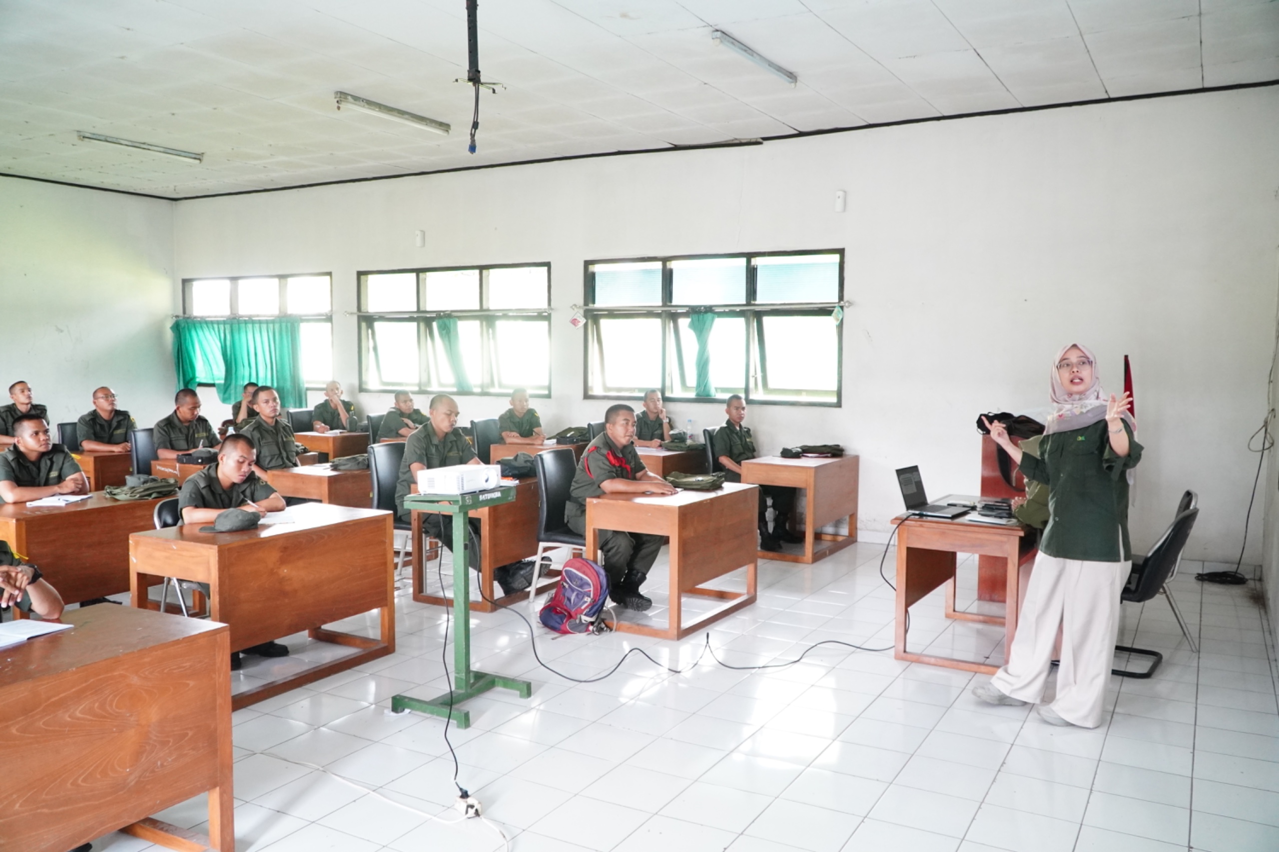 <p>Bapanas/NFA menggelar pelatihan  mulai 12 Juni hingga 13 Juli 2025 secara serentak di 57 lembaga pendidikan di 17 provinsi, dengan total peserta mencapai 30.000 orang yang nantinya  akan memimpin Satuan Pelayanan Pemenuhan Gizi (SPPG). (Dok, Bapanas/FAO).</p>
