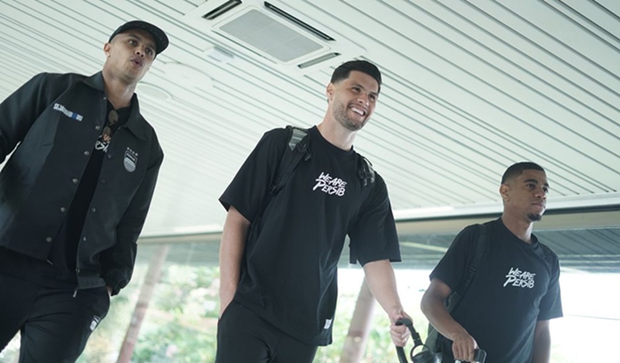 <p>Bek Persib Julio Cesar (tengah) mengaku bersyukur bisa merasakan atmosfer sepak bola di Thailand. (Foto: Persib.co.id).</p>
