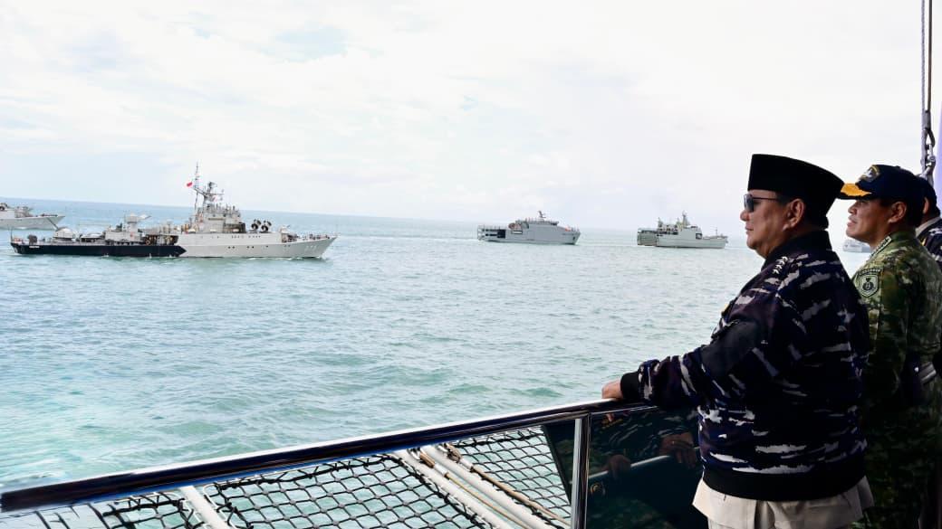 <p>Presiden Prabowo Subianto menyaksikan langsung demo laut dan sailing pass dari atas KRI dr. Radjiman Wedyodiningrat (RJW-992), di acara Presidential Inspection, pada Kamis, 2 Oktober 2025. (Dok. BPMI Setpres/Rusman)</p>
