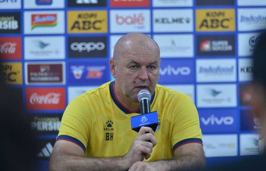 <p>Pelatih Persib, Bojan Hodak siapkan rotasi pemain untuk menghindari kelelahan pemain, dan menaruh waspada terhadap kebangkitan Persis Solo. Foto: Persib.</p>