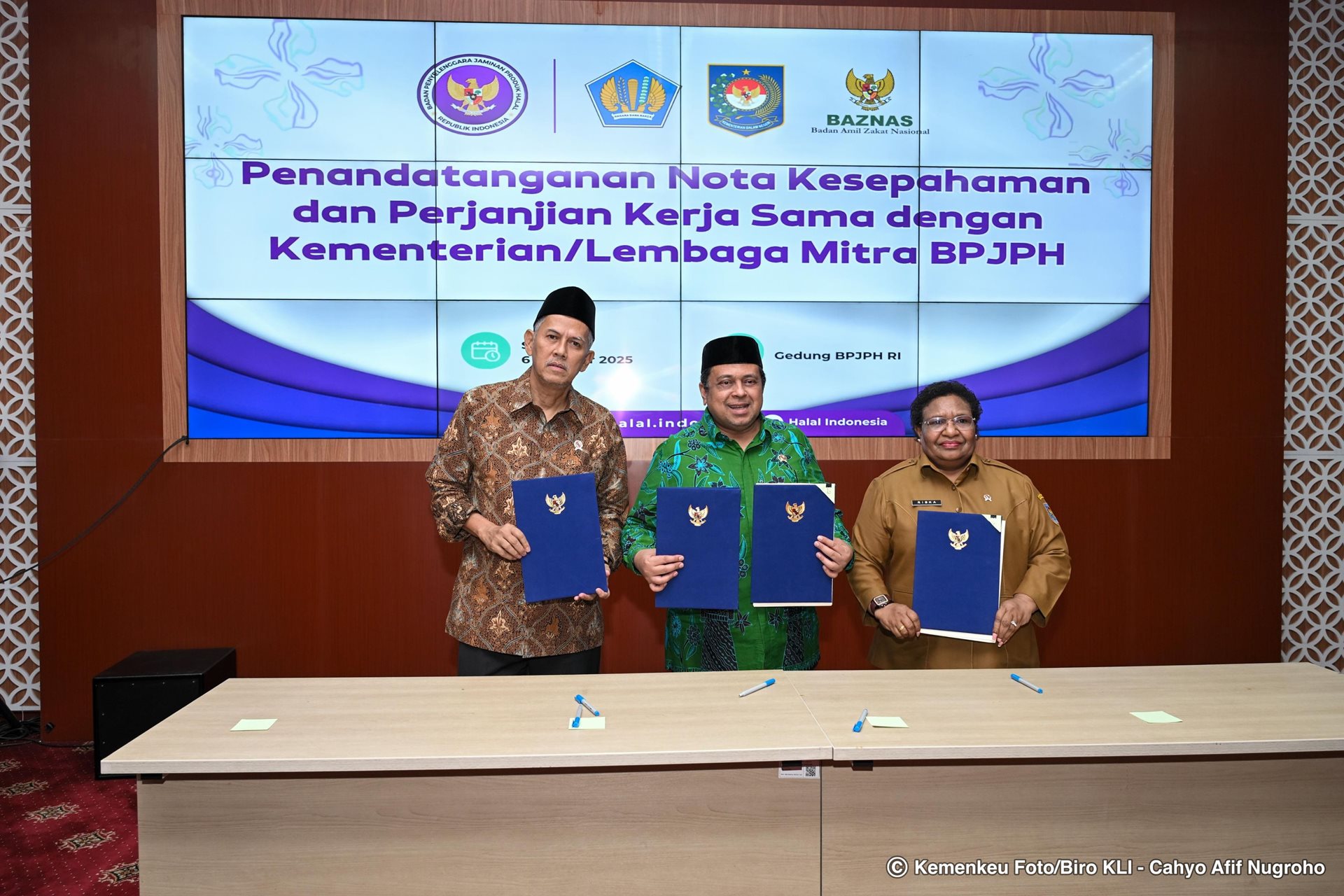 <p>Wakil Menteri Keuangan (Wamenkeu) Anggito Abimanyu (kiri) dan Kepala BPJPH, Ahmad Haikal Hasan (tengah), dalam acara Penandatanganan Nota Kesepahaman tentang Sinergi Pelaksanaan Tugas dan Fungsi di Bidang Penyelenggaraan Jaminan Produk Halal dan Keuangan Negara, Senin, 6 Oktober 2025. (Dok.Kemenkeu)</p>
