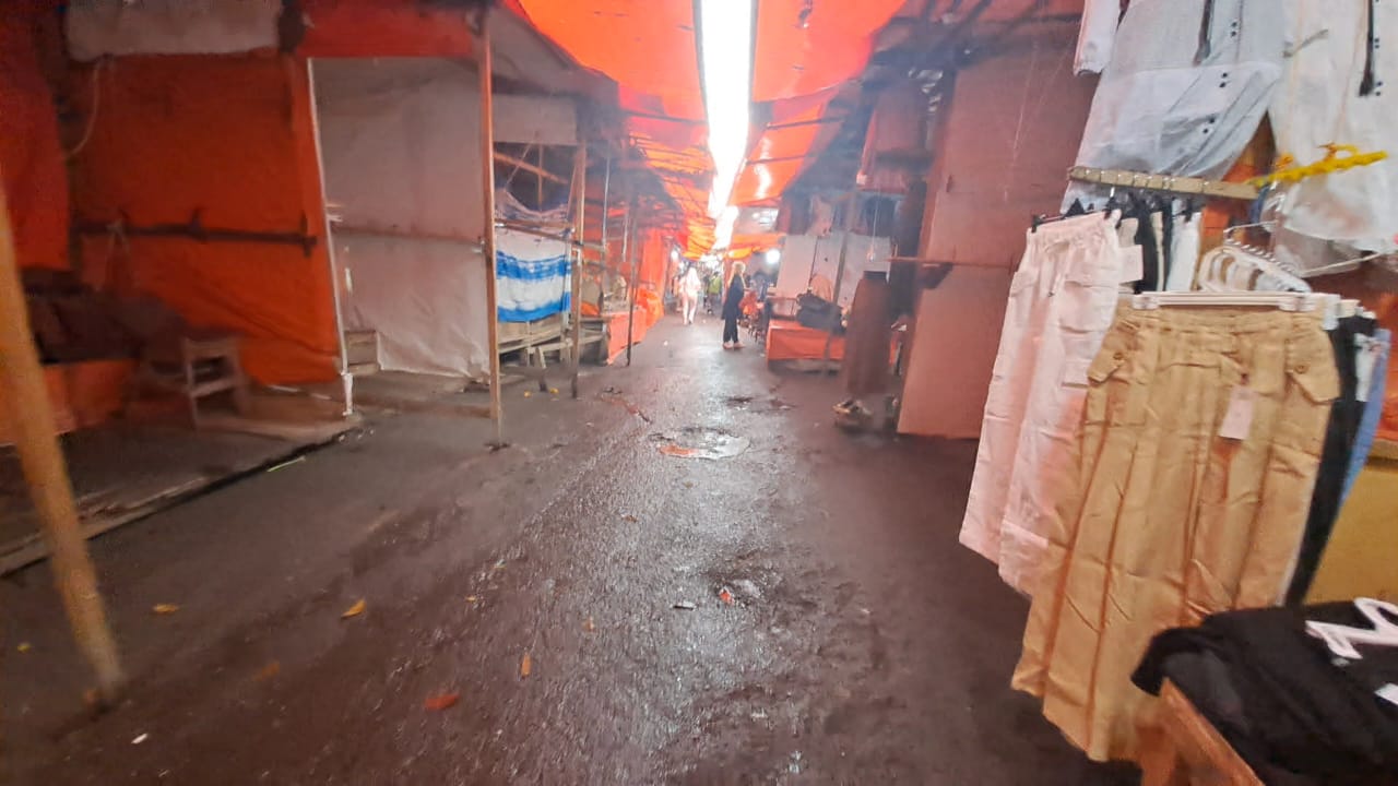 <p>Perumda Denpasar meminta 70 pedagang thrifting hentikan jualan baju bekas impor setelah Menkeu menyebut barang tersebut ilegal dan merugikan industri tekstil.</p>
