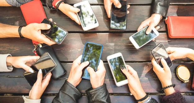 <p>Ilutrasi para pengguna handphone. DPR menyoroti praktik hangusnya sisa kuota internet yang masih marak dilakukan oleh operator seluler di Indonesia. (Dok.Ist)</p>
