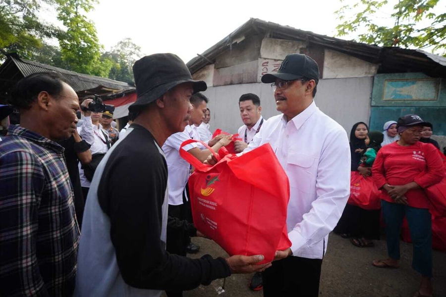 <p>Kemensos memberikan bantuan sosial kepada masyarakat. Terdaftar sebagai penerima BPNT? begini cara ceknya. Foto: Kemensos</p>
