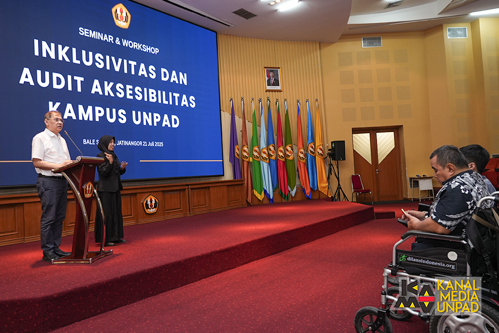 <p>Rektor Universitas Padjadjaran, Prof. Arief S. Kartasasmita, saat memberikan sambutan pada kegiatan seminar dan workshop bertema “Inklusivitas dan Audit Aksesibilitas Unpad” secara hybrid di Bale Sawala, Gedung Rektorat Unpad Jatinangor pada Senin, 21 Juli 2025. (Dok. Kanal Media Unpad/ Dadan Triawan)</p>
