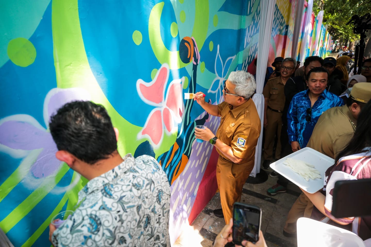 <p>Wali Kota Bandung, Muhammad Farhan, meresmikan kehadiran Tembok Mural Lodaya, karya seni sepanjang 100 meter di landmark estetika kawasan Lodaya, Kota Bandung, pada Selasa, 29 April 2025. (Dok.Pemkot Bandung)</p>
