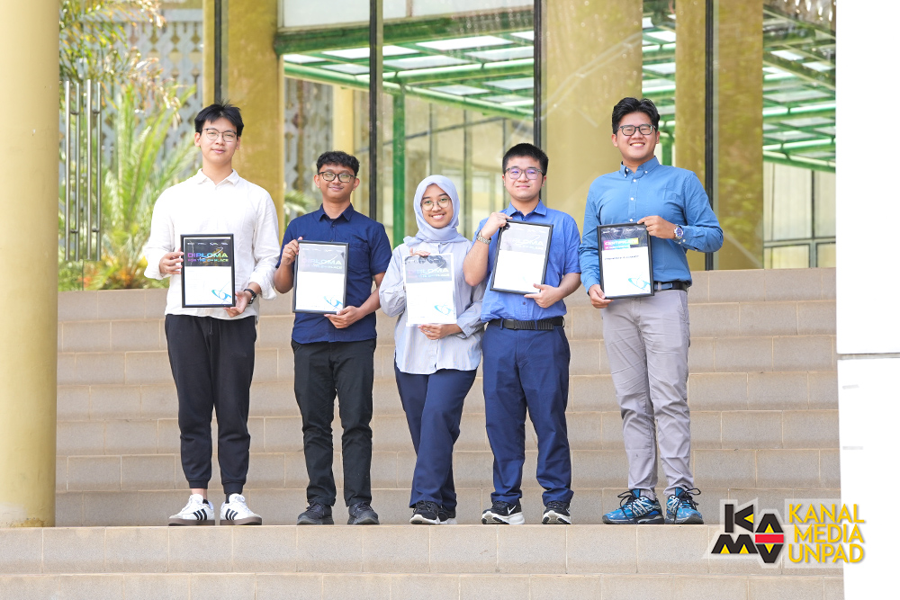 <p>Tim Tahu Sumedang yang terdiri dari mahasiswa Fakultas Kedokteran Unpad berhasil meraih posisi runner up dan special prize pada kompetisi skala internasional Global Hackatom 2025 di Moskow, Rusia,  Minggu 28 September 2025. (Dok. Kanal Media Unpad/ Dadan Triawan)</p>
