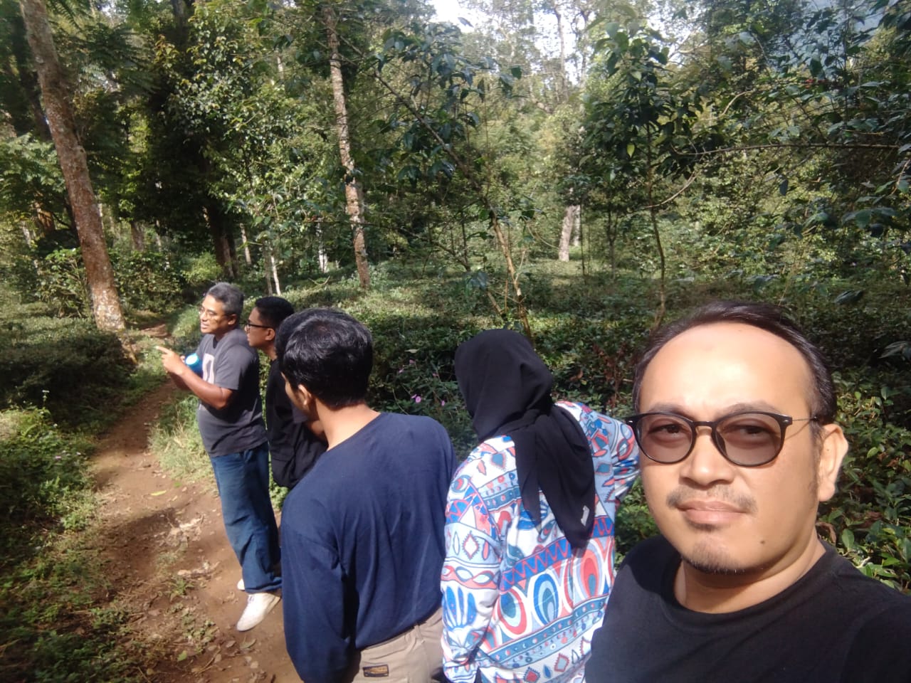 <p>Tauhid Aminulloh (paling kiri) menjelaskan pucek teh berkualitas. Panorama hijau kebun teh Ciwidey, Jawa Barat, makin hits di 2025! Udara segar, spot Instagramable, dan edukasi teh langsung dari ahlinya. Cocok buat healing dan belajar agroekologi teh.</p>
