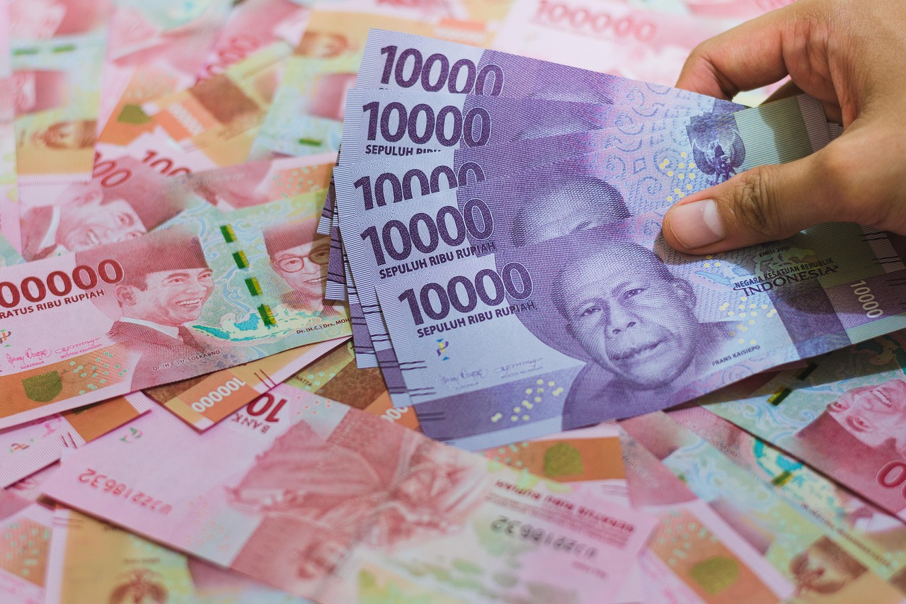 <p>Ilustrasi uang pecahan rupiah. Jadwal pencairan bantuan sosial tahun ini sudah diumumkan. Cek sekarang agar tidak terlewat. Foto PIXABAY/IqbalStock</p>
