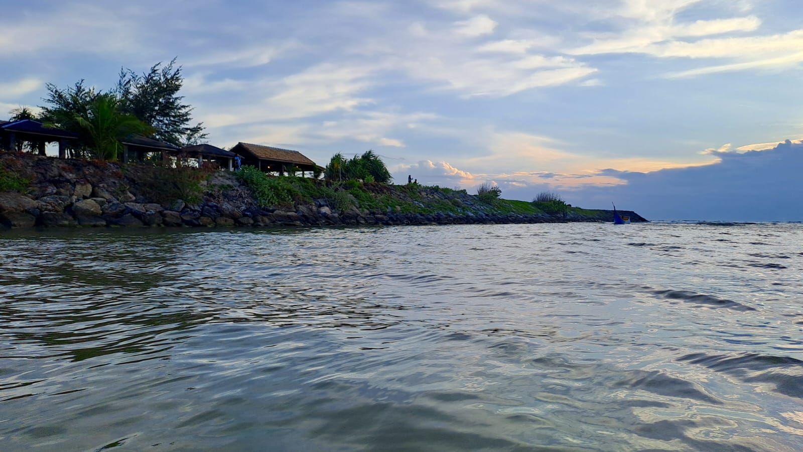 <p>Pucuk Krueng, tebing eksotis di Lhoknga, Aceh Besar. Dikelilingi sungai jernih dan hutan hijau, destinasi ini tawarkan keindahan alam yang menenangkan dan fotogenik.</p>
