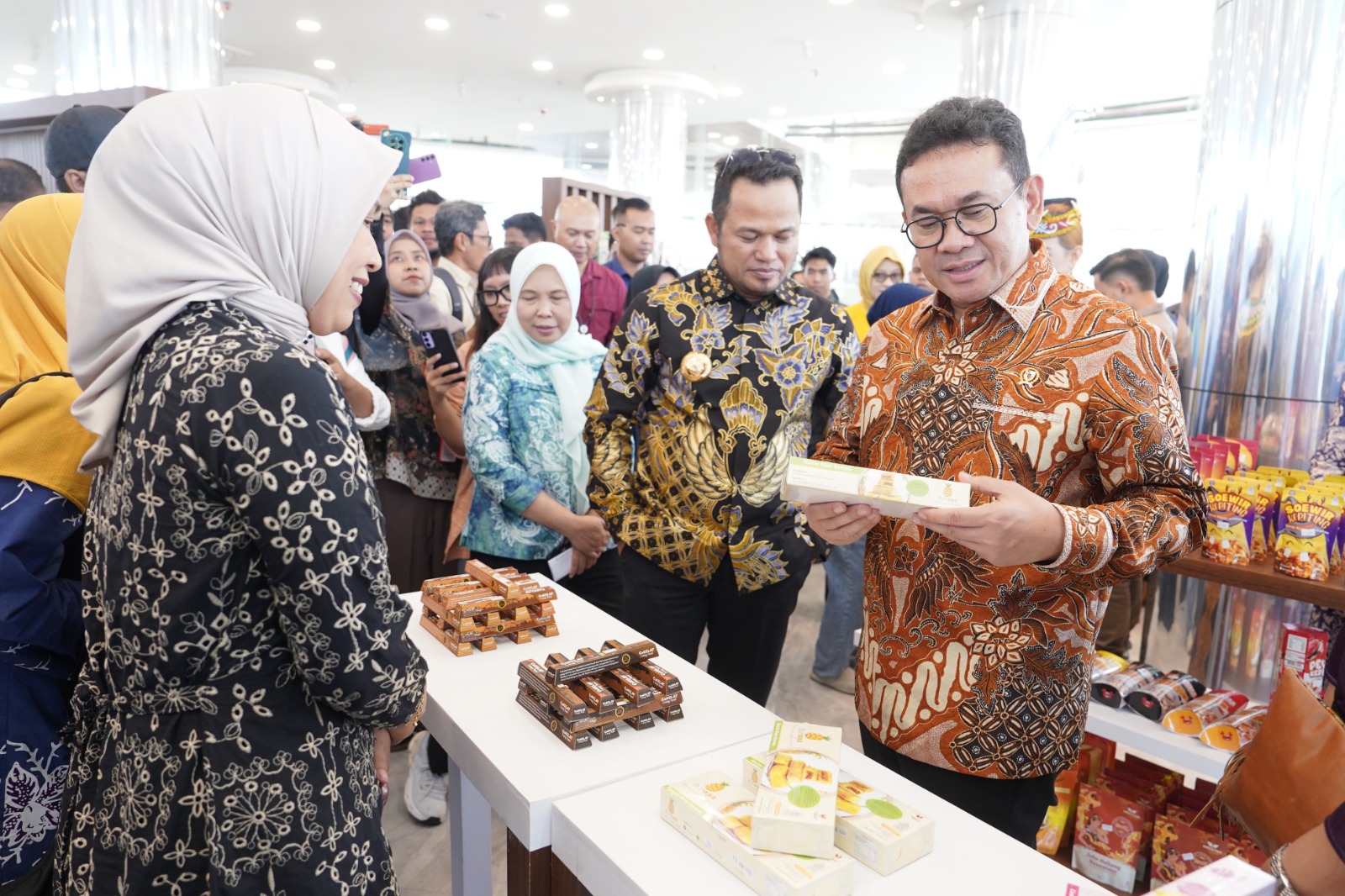<p>Menteri Perdagangan Republik Indonesia Budi Santoso meresmikan secara serentak Export Center Balikpapan dan Batam yang dipusatkan di Balikpapan, Kalimantan Timur pada Jumat, 1 Agustus 2025. (Dok. Kemendag)</p>
