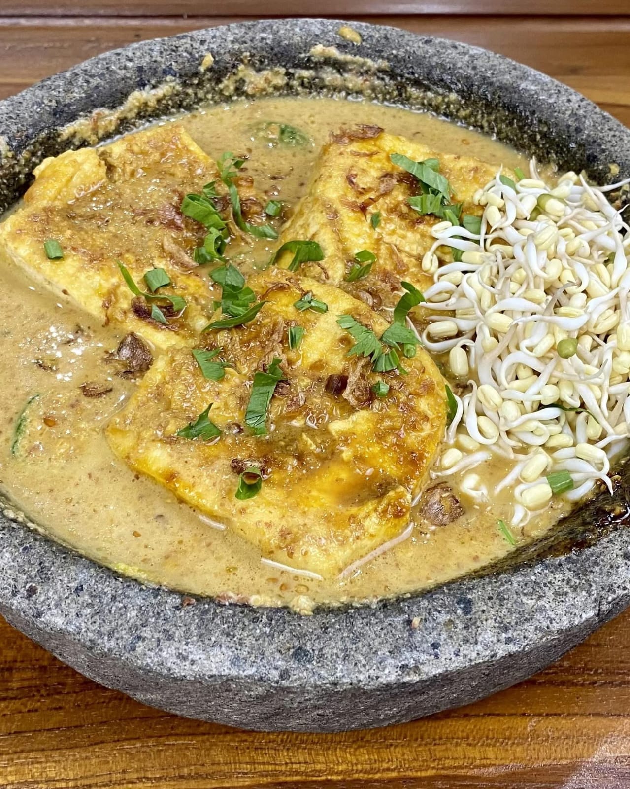 <p>Tahu goreng + bumbu kacang kental = camilan atau lauk favorit keluarga. Ikuti resep sederhana ini, hemat bahan tapi rasanya maksimal. Foto WA Sajian Lezat.</p>
