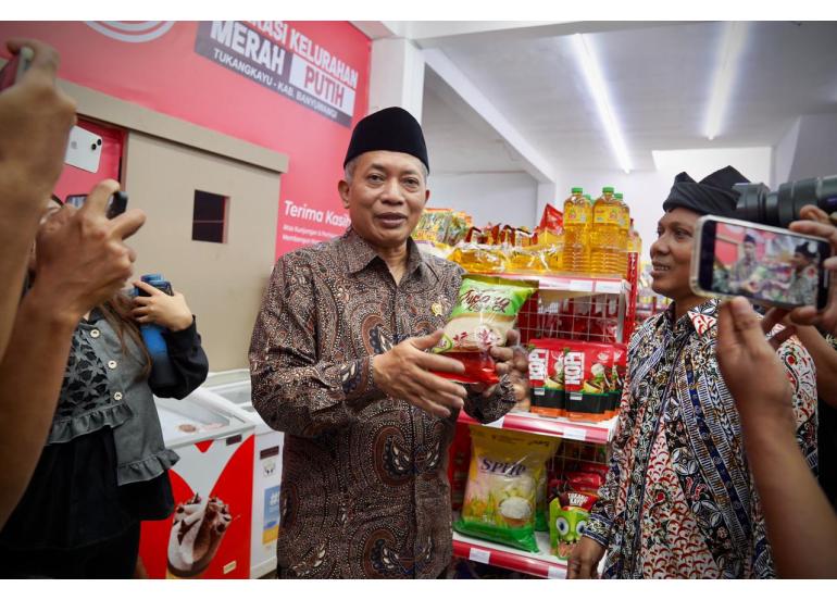 <p>Menteri Koperasi (Menkop) Ferry Juliantono meluncurkan Koperasi Kelurahan Merah Putih (KKMP) Tukangkayu sekaligus melakukan peninjauan gerai dan melakukan transaksi pembelian di gerai sembako, di Banyuwangi, Jawa Timur, Selasa, 9 Desember 2025. (Dok. Kemenkop)</p>

<p> </p>
