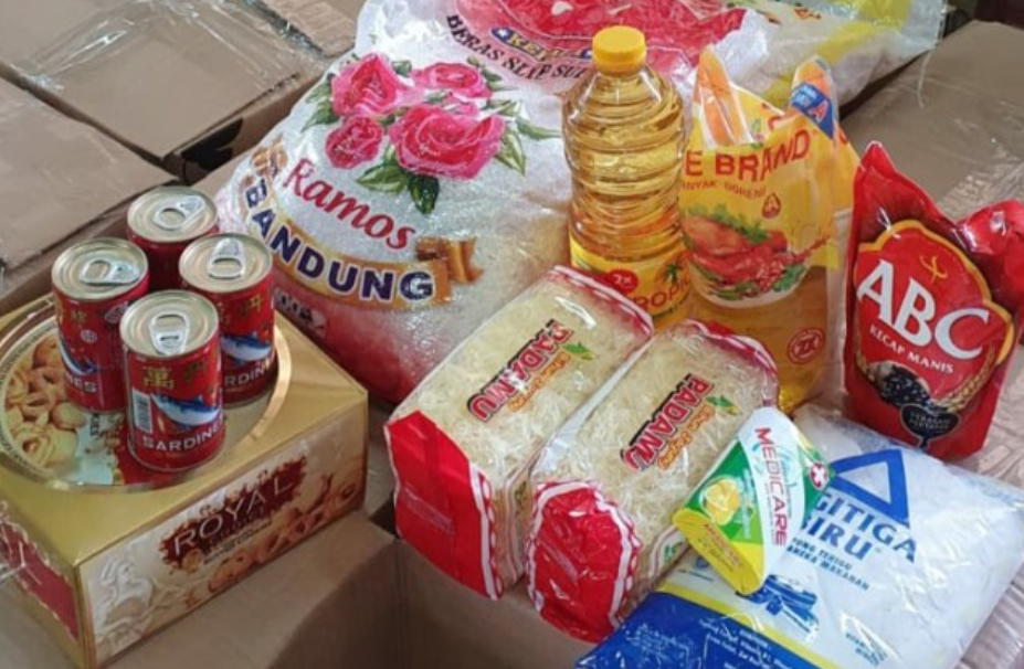 <p>Bansos Oktober 2025 cair! KPM terima uang tunai hingga Rp1,3 juta plus beras 20 kg & minyak goreng 2 liter.</p>
