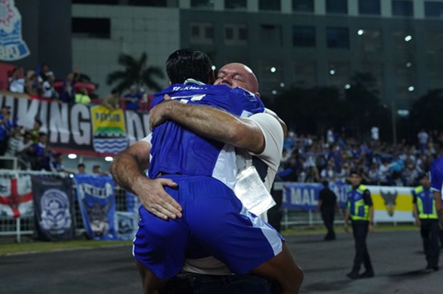 <p>Pelatih Persib, Bojan Hodak mengaku senang dengan kerja keras seluruh pemainnya. Foto: Persib.</p>
