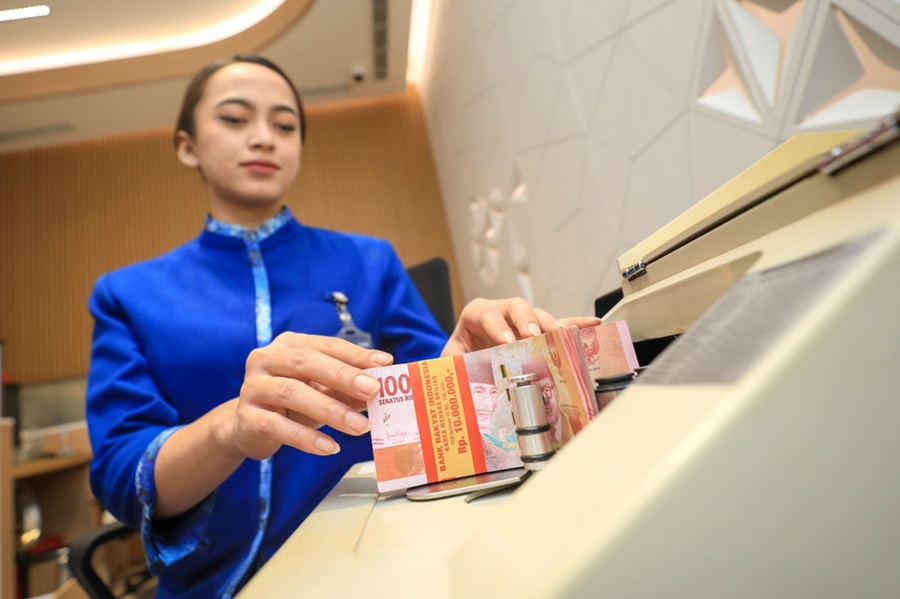 <p>Ilustrasi petugas bank menghitung uang. Realisasi penyaluran KUR hingga April baru 24,13%, UMKM masih berpeluang mendapatkan KUR BRI, segera ajukan. (Foto/Bank BRI).</p>
