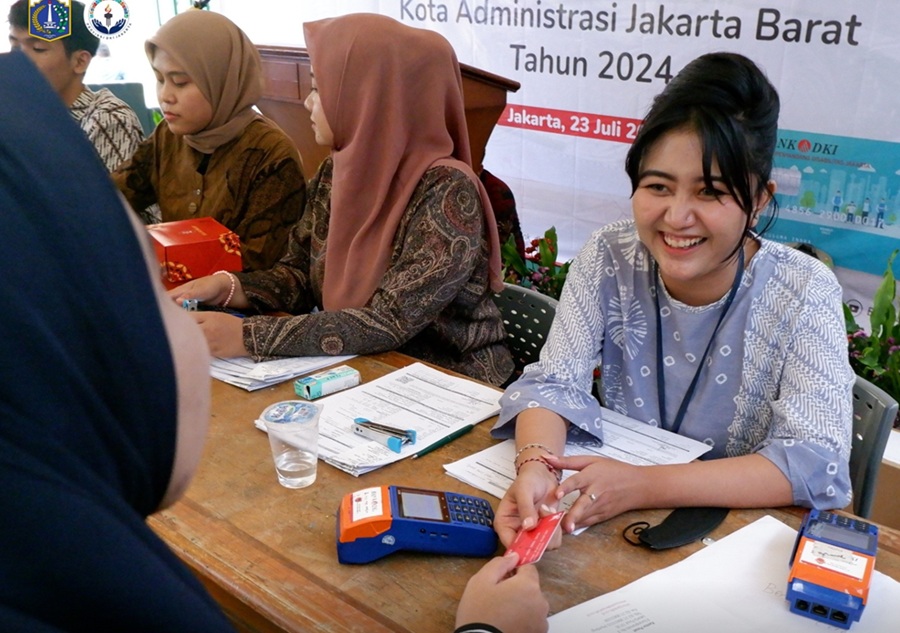 <p>Ilustrasi penyaluran bansos PKD DKI Jakarta program KAJ, KPDJ, dan KLJ. (Foto: Dinsos DKI).</p>
