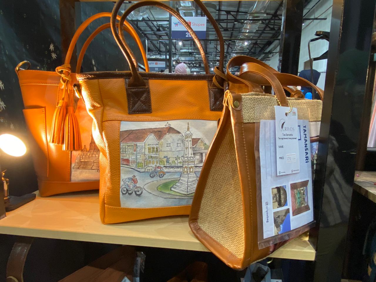 <p>Dilha Ayu Paramita, pemilik sekaligus pendiri Criyos memulai produknya itu pada 2023. Pada setiap produknya, seperti tas dengan lukisan Taman Sari, digambarkan dan ceritakan sejarahnya. Melalui tas, Dilha ingin orang menjadi tahu hingga ingin berkunjung langsung ke tempat yang diceritakan dalam tas itu. (Dok. Kemendag)</p>
