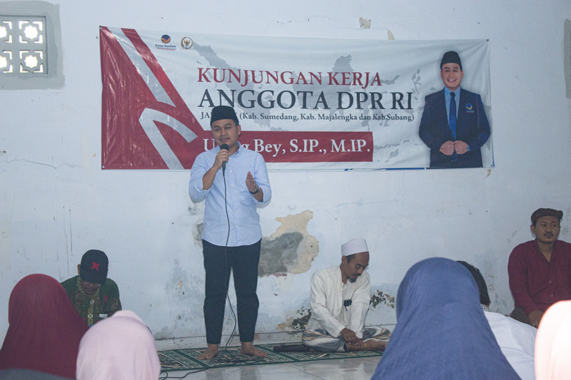 <p>Anggota DPR RI dari Fraksi NasDem, Ujang Bey, S.IP., M.IP., melakukan kunjungan kerja di Pondok Pesantren Nur Qiyam, Desa Parung Jaya, Kecamatan Leuwimunding, Kabupaten Majalengka. </p>
