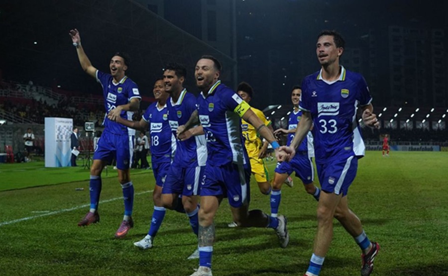 <p>Gelandang Persib, Marc Klok merasa sangat senang karena timnya selangkah lagi mampu menciptakan sejarah baru di level Asia. Foto: Persib.</p>
