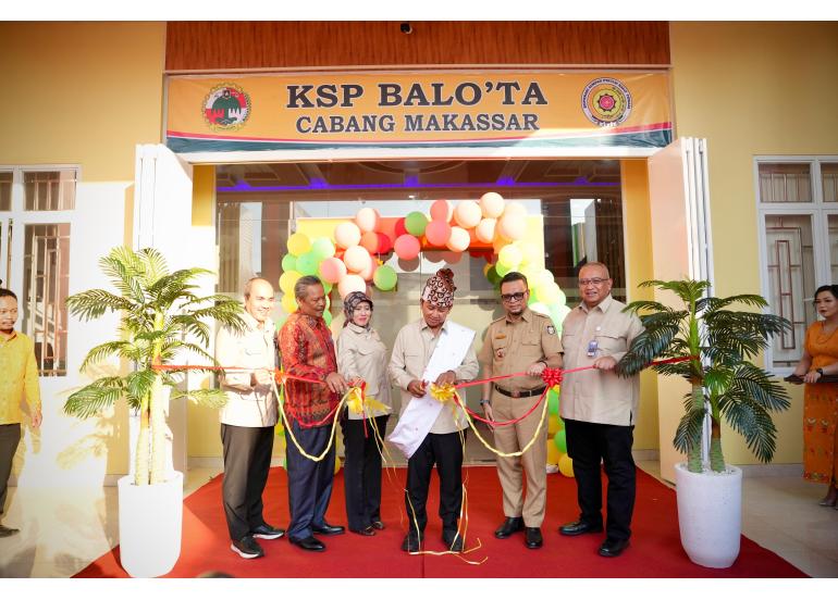 <p>Sekretaris Kementerian Koperasi (SesKemenkop), Ahmad Zabadi, meresmikan pembukaan kantor cabang baru KSP Balo’ta di Makassar, Sulawesi Selatan, Selasa, 23 September 2025. (Dok. Kemenkop)</p>
