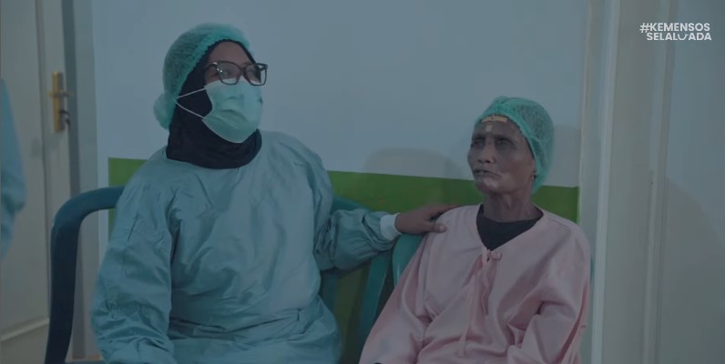 <p>Ilustrasi operasi katarak gratis yang diselenggerakan oleh Kemensos RI untuk meningkatkan kesejahteraan lansia. Bansos tidak hanya dalam bentuk uang tunai, tapi juga layanan kesehatan gratis. Ini bukti layanan pemerintah dan cara daftarnya! Foto: Tangkapan layar instagram @kemensosri</p>
