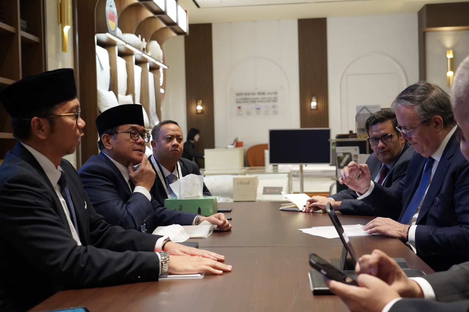 <p>Mendag Busan saat bertemu Menteri Ekonomi Meksiko Marcelo Luis Ebrard Casaubon  di Gyeongju, Korea Selatan. Kamis, 30 Oktober 2025. Pertemuan bilateral itu berlangsung di sela-sela Rangkaian Pertemuan Para Pemimpin Ekonomi Kerja Sama Ekonomi Asia- Pasifik (APEC Economic Leaders Meeting) pada 29 Oktober—1 November 2025. (Dok. Kemendag)</p>