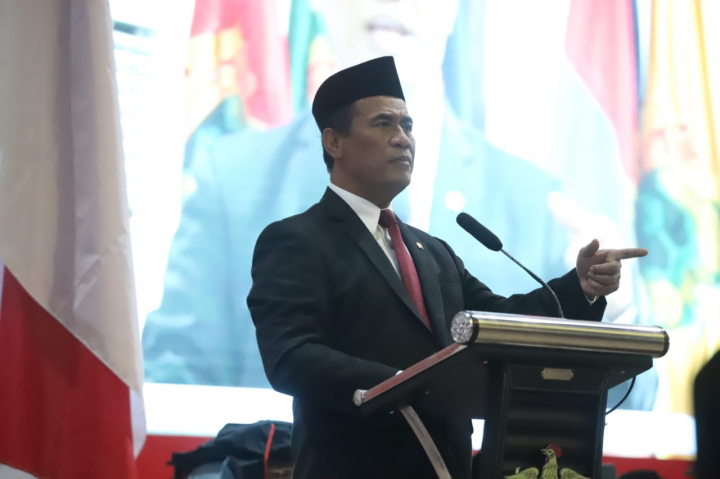 <p>Menteri Pertanian  Andi Amran Sulaiman  menghadiri wisuda Universitas Hasanuddin (Unhas) di Makassar, Sulawesi Selatan,  Senin, 14 Juli 2025. (Dok. Kementan)</p>

<p> </p>

