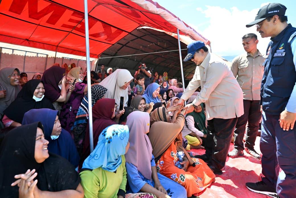 <p>Suasana haru dan penuh kehangatan menyelimuti Posko Pengungsian di Desa Bambel Baru, Kabupaten Aceh Tenggara, saat Presiden  Prabowo Subianto tiba untuk meninjau langsung kondisi korban banjir, Senin, 1 Desember 2025. (Dok. BPMI Setpres)</p>
