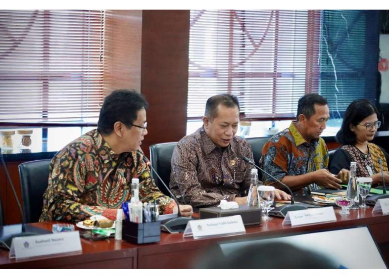 <p>Menteri Koperasi Ferry Juliantono mengikuti pertemuan mendadak terkait percepatan pembangunan fisik gudang/gerai Kopdes Merah Pitih bersama Menteri Keuangan Purbaya Yudhi Sadewa dan COO Badan Pengelola Danantara, Dony Oskaria, di kantor Kementerian Keuangan, Jakarta, Kamis, 23 Oktober 2025. (Dok. Kemenkop)</p>

<p> </p>

<p> </p>
