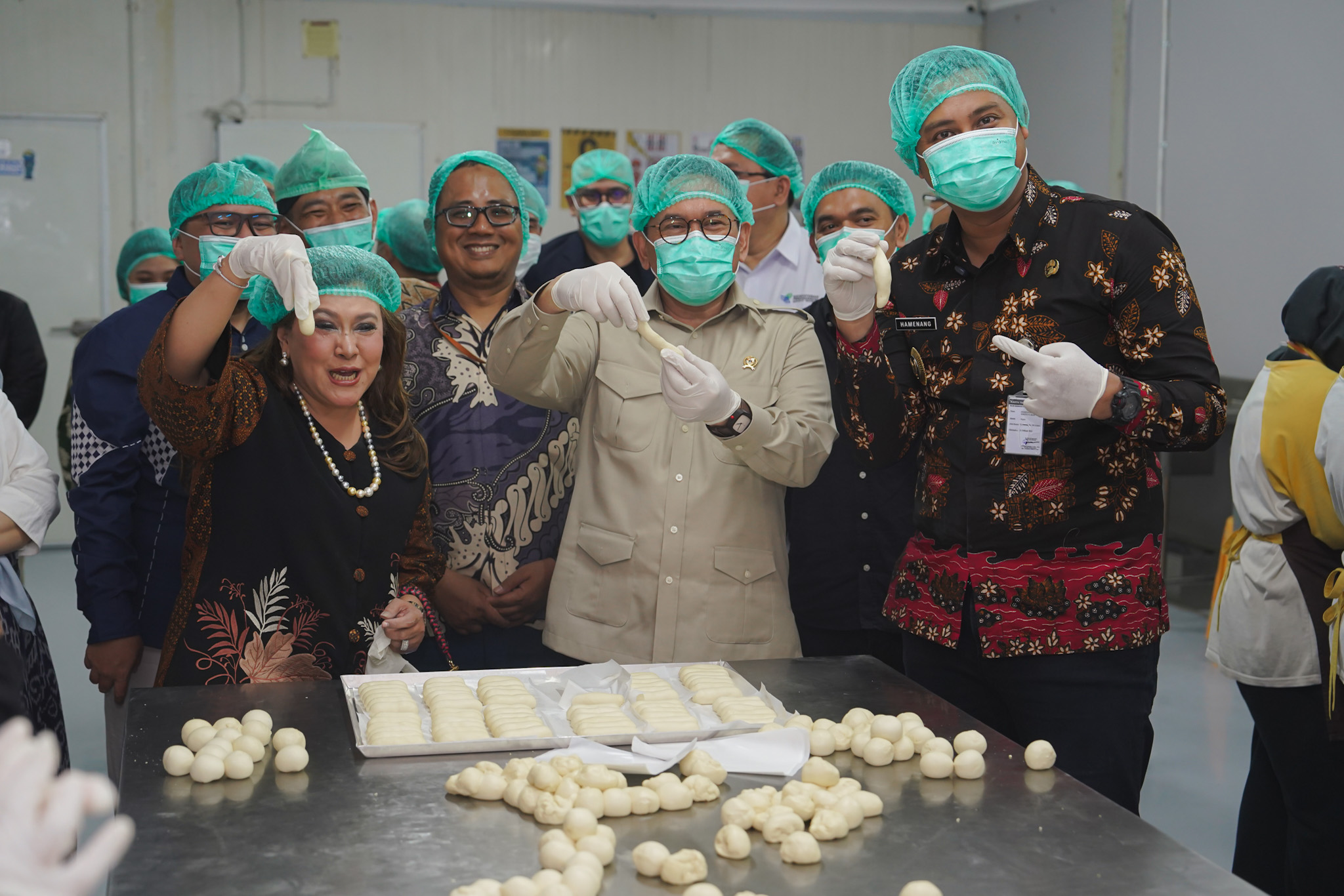 <p>Selain melepas ekspor adonan roti ke Uni Emirat Arab (UEA), Menteri Perdagangan Budi Santoso juga meresmikan dan mengunjungi pabrik baru Roti Ropi di desa Delanggu, Klaten, Jawa Tengah, Jumat, 5 Desember 2025. (SG-1)</p>
