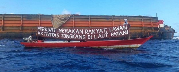 <p>Ilustrasi nelayan,  pemuda dan  mahasiswa yang protes  aktivitas pelayaran tugboat penarik tongkang berisi nikel mentah (ore),  dari sejumlah perusahaan tambang di Halmahera Timur, Pulau Gebe dan Pulau Gag Papua. (Dok.Mongabay,co.id)</p>
