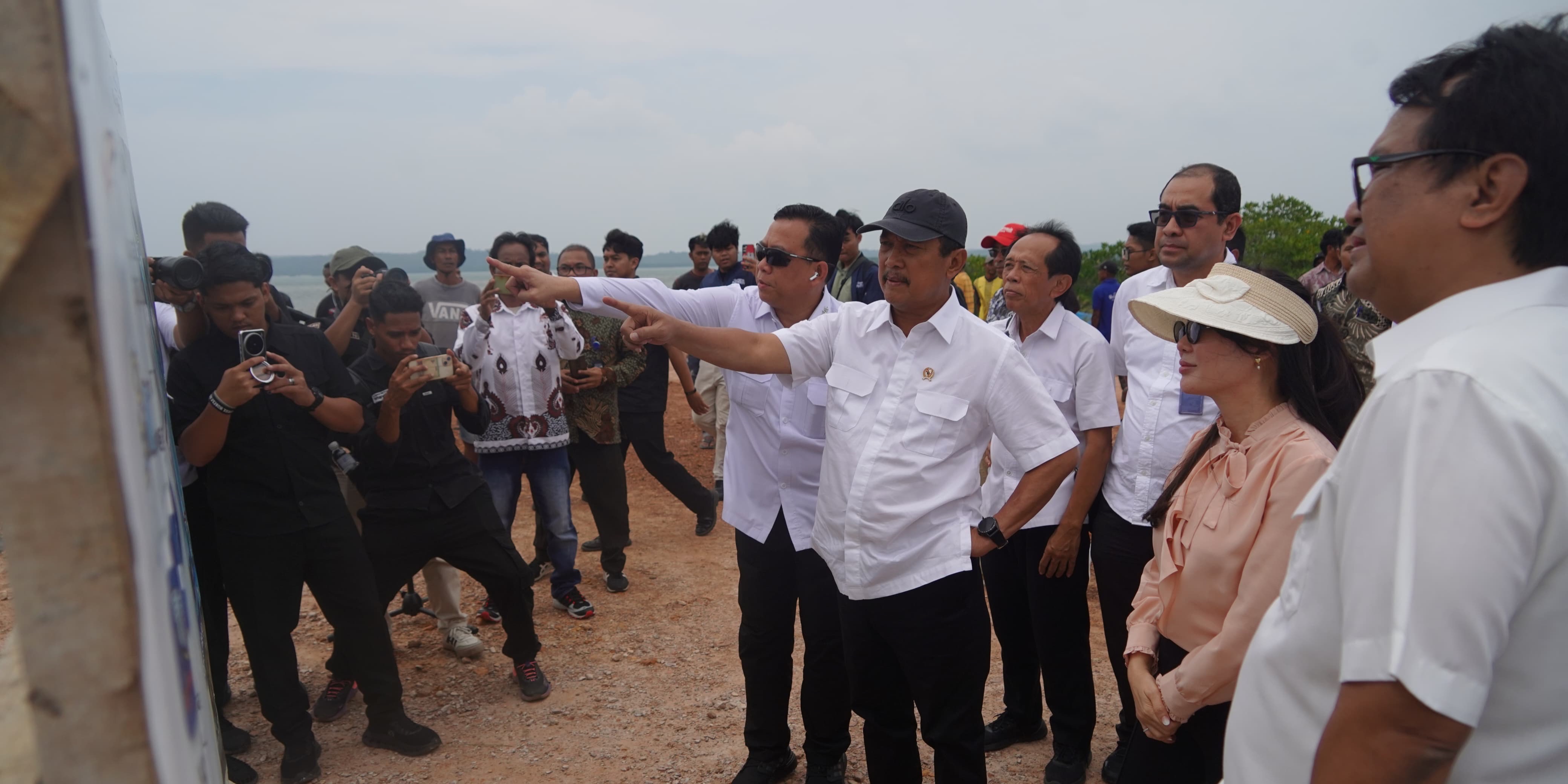 <p>Menteri Kelautan dan Perikanan, Sakti Wahyu Trenggono meninjau calon lokasi KNMP, yakni di Desa Cemaga Utara di Kabupaten Natuna; Desa Sembulang, Pulau Rempang, Kota Batam; serta Kelurahan Kasu dan Kelurahan Sekanak Raya, Kecamatan Belakang Padang, Kota Batam, Rabu, 27 Agustus 2025. (Dok. KKP)</p>
