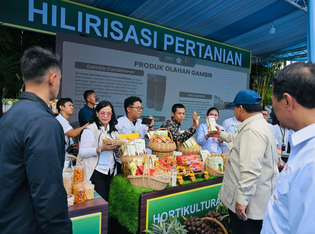 Presiden Hadiri Panen Raya di Karawang, Tinjau Inovasi Hilirisasi dan Teknologi Pertanian Modern