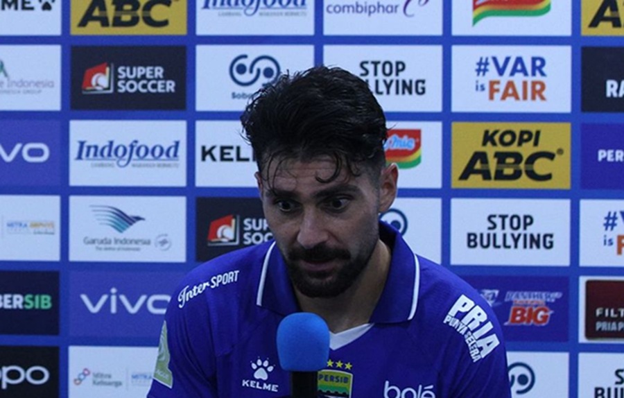 <p>Bek Persib Bandung, Frans Putros memberikan keterangan kepada media usai pertandingan melawan Semen Padang pada pekan pertama Super League 2025/26 di Stadion Gelora Bandung Lautan Api. (Persib.co.id)</p>
