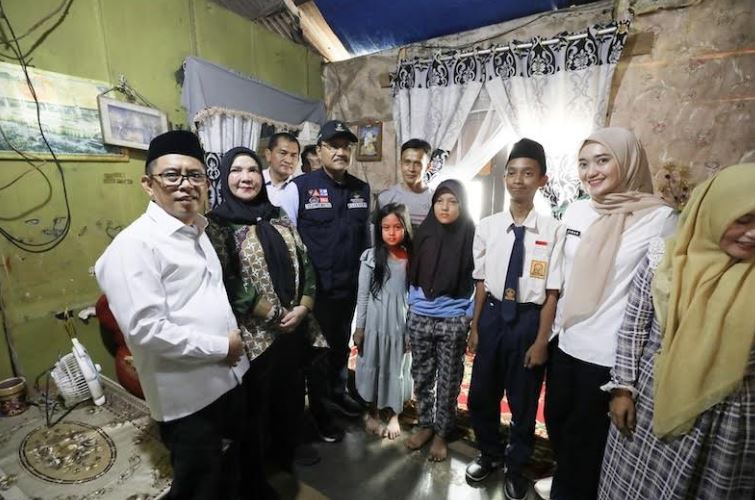 <p>Ilustrasi: Gus Ipul mengunjungi rumah calon siswa. Jumlah penerima PIP 2025 turun dari tahun lalu! Tapi masih ada 17 juta siswa yang dapat bantuan. Jangan-jangan kamu salah satunya? Foto: Kemensos.go.id </p>
