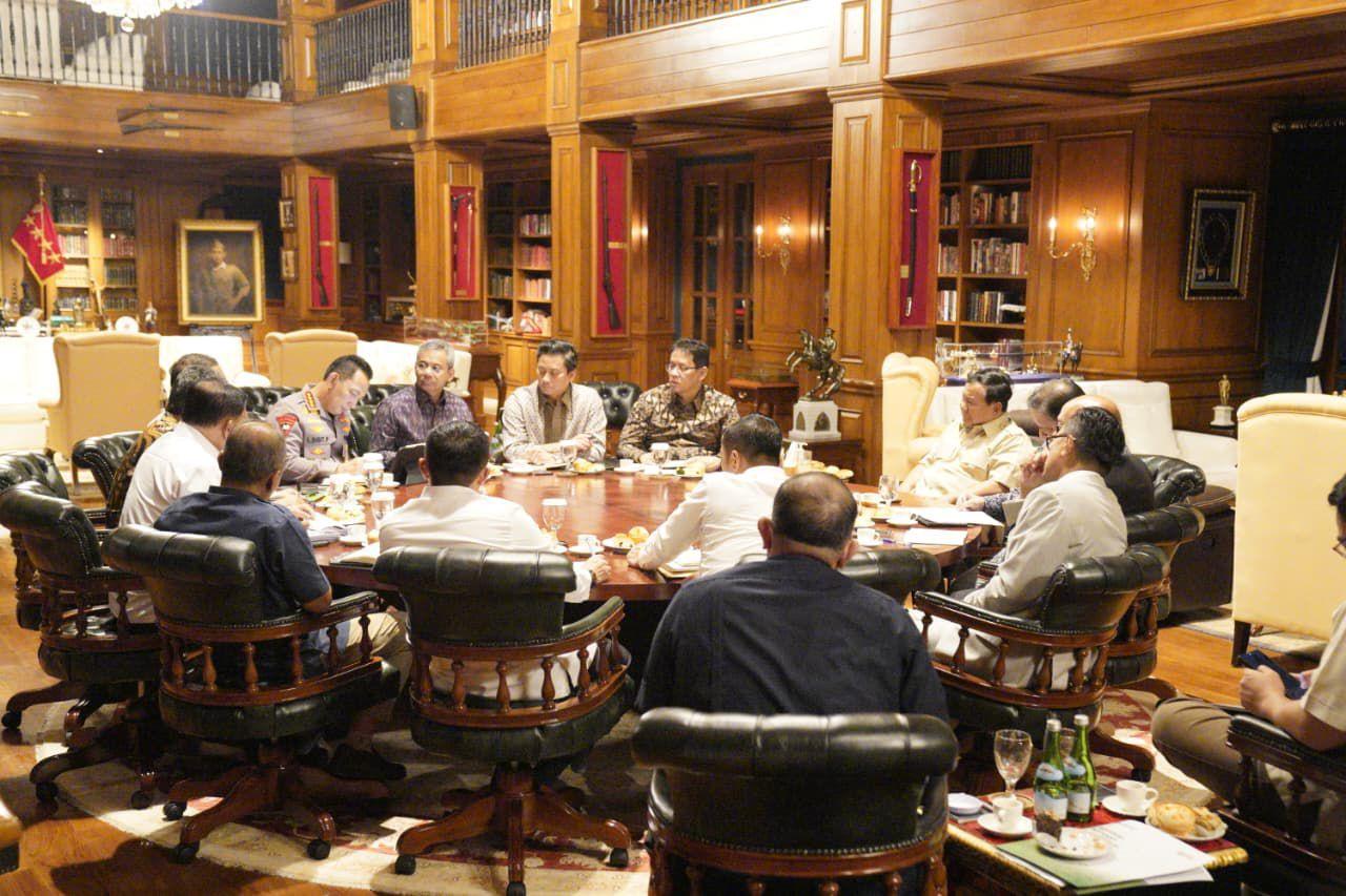 <p>Presiden Prabowo Subianto memimpin rapat terbatas bersama jajaran menteri di bidang perekonomian dan instansi terkait lainnya di Hambalang, Bogor, Jawa Barat, pada Kamis, 18 September 2025. (Dok. BPMI Setpres)</p>
