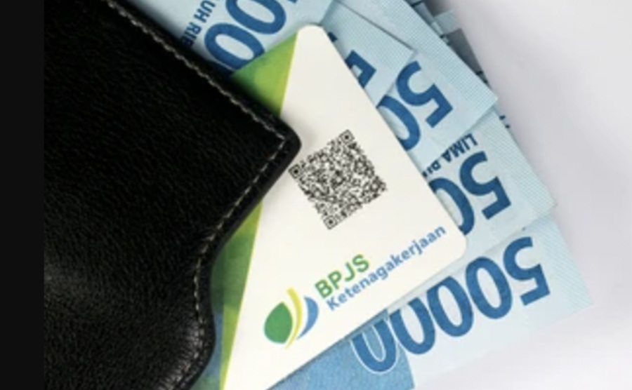 <p>Ilustrasi uang rupiah dan kartu BPJS Ketenagakerjaan. Berikut syarat dan jadwal pencairan BSU Rp600 ribu pada Juni 2025. (Foto: BPJS Ketenagakerjaan).</p>
