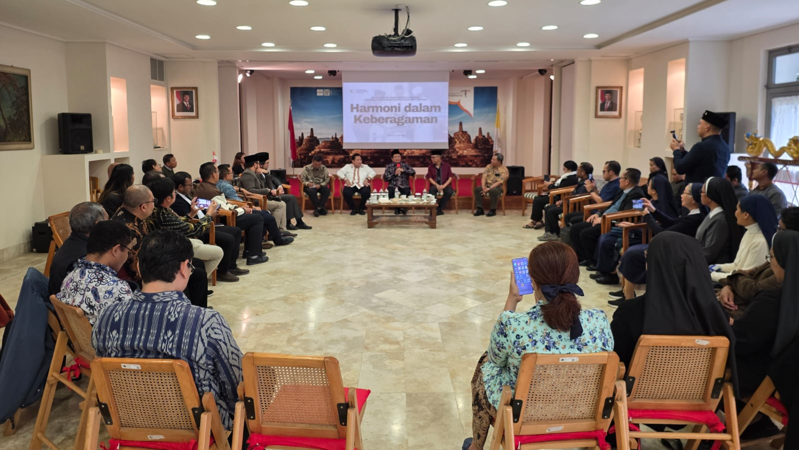<p>Menteri Agama (Menag) Nasaruddin Umar didampingi Dubes LBBP RI untuk Takhta Suci Michael Trias Kuncahyono (kedua dari kanan)  berdiskusi dengan para biarawan dan biarawati Indonesia, di KBRI VatiKan, Minggu, 26 Oktober 2025 waktu setempat. (Dok. Kemenag)</p>
<p> </p>
