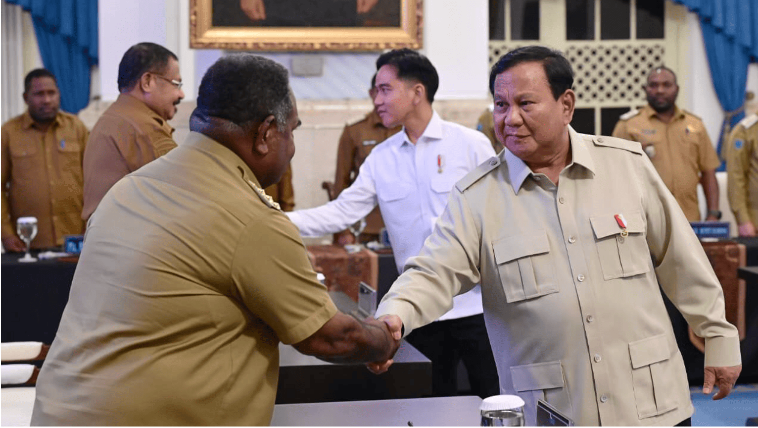 <p>Presiden Prabowo Subianto memberikan pengarahan kepada Kepala Daerah se-Papua serta Komite Eksekutif Percepatan Pembangunan Otonomi Khusus Papua di Istana Negara, Jakarta, Selasa, 16 Desember 2025. (Dok. BPMI Setpres/Muchlis Jr)</p>
